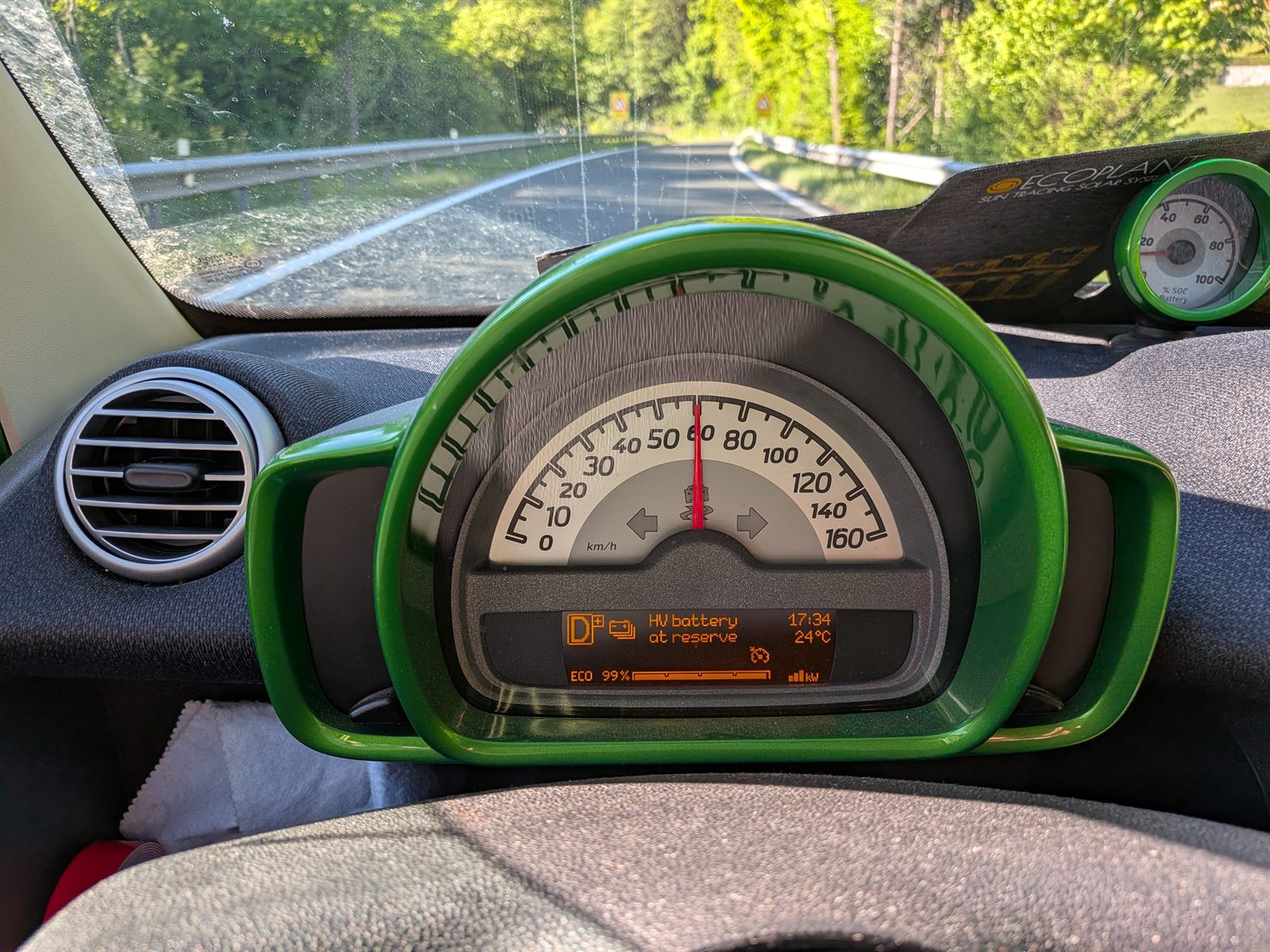 The smart ED cluster showing battery at reserve on a winding Carinthian road