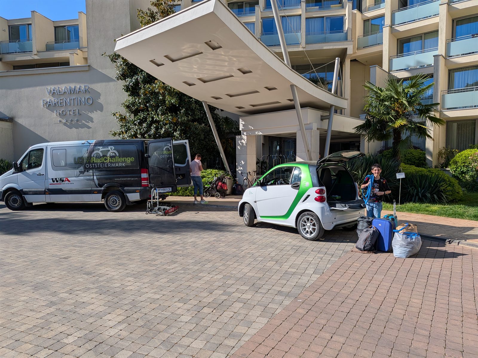 The smart ED loaded with luggage outside the Valamar Parentino Hotel in Poreč, morning of departure