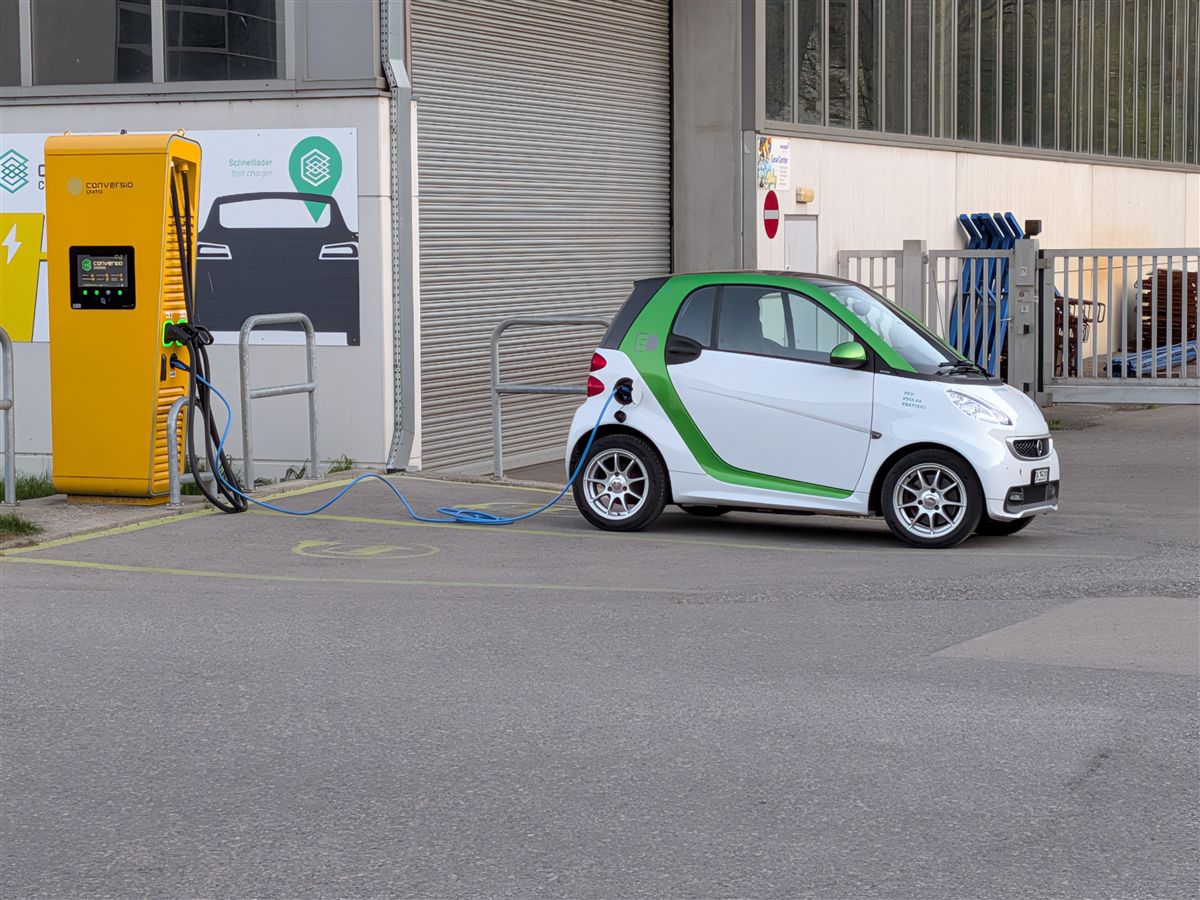 Smart ED connected to a yellow Hypercharger in South Tyrol